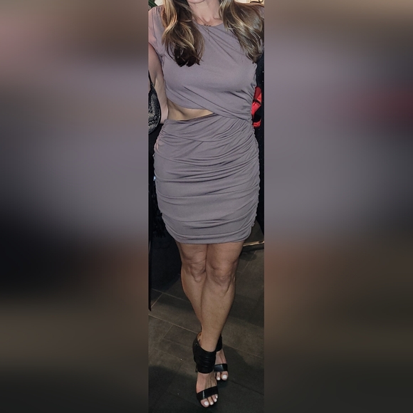 Astr The Label rouched dress with side cutout - Picture 5 of 5